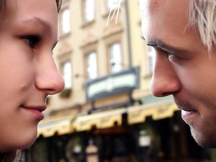 couple-eye-contact
