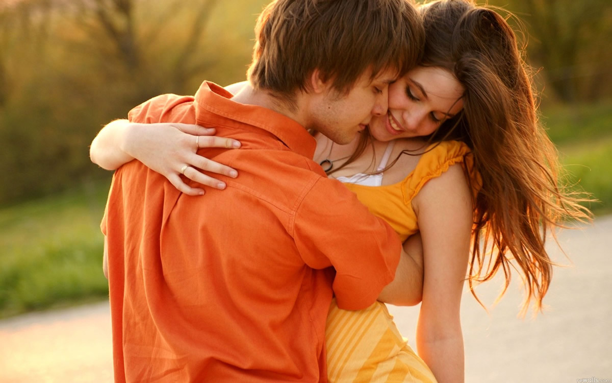 10 привычек счастливых пар с точки зрения психиатра › couple-hug