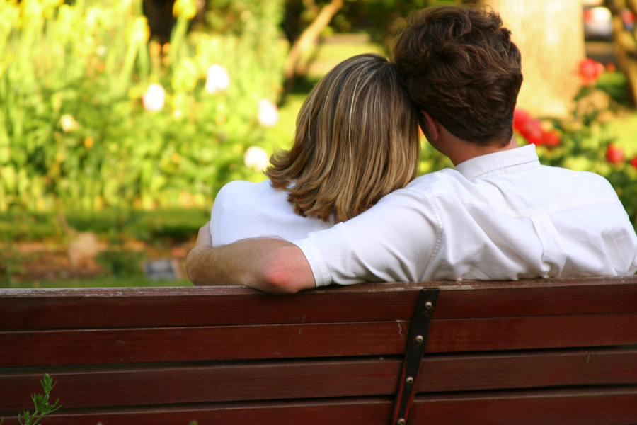 Couple-on-park-bench