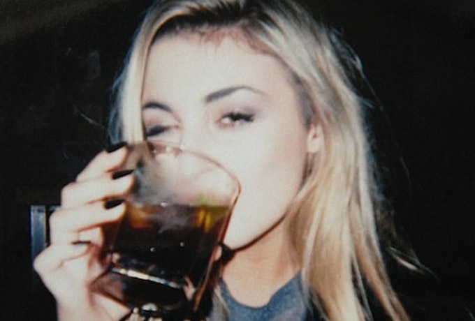 10 причин ухлестнуть за девушкой, которая пьёт виски ›