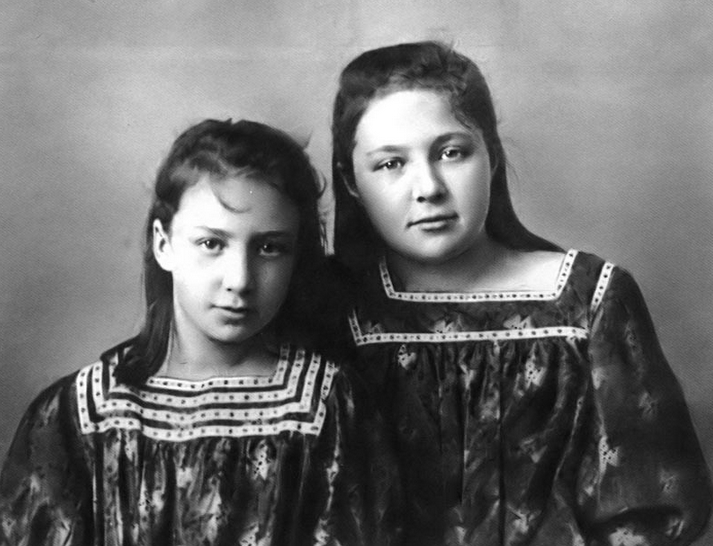 Марина Цветаева с младшей сестрой.jpg