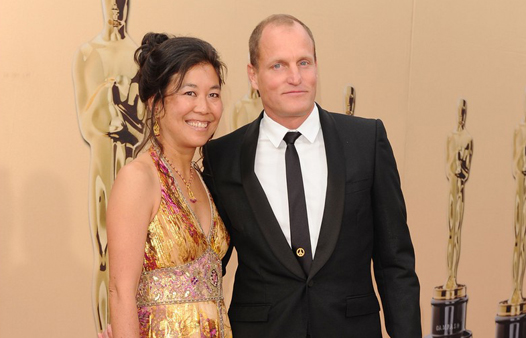 Hollywood - march 07: actor woody harrelson (r) and wife laura louie arrive at the 82nd annual academy awards held at kodak theatre on march 7, 2010 in hollywood, california. (photo by alberto e. Rodriguez/getty images)