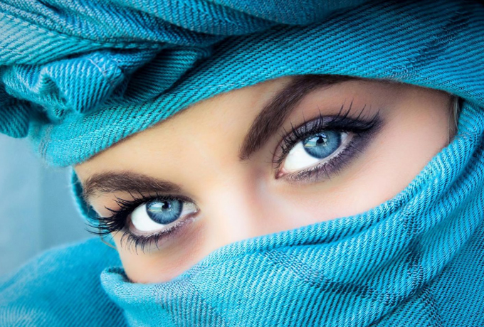 Колдовская магия синих глаз ›