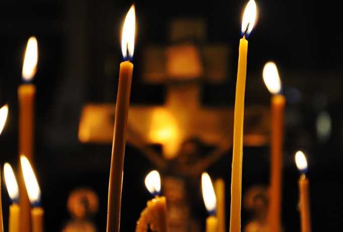 Опасные приметы: как нужно поступить, если упала или погасла свеча в церкви ›