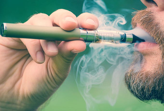 Ученые считают, что электронные сигареты действительно безопаснее обычных ›