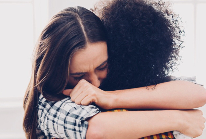 5 заботливых способов поддержать того, кто вырвался из токсичных личных отношений ›