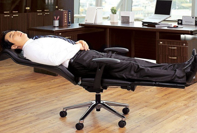 Это офисное кресло позволит вам удобно поспать на работе ›