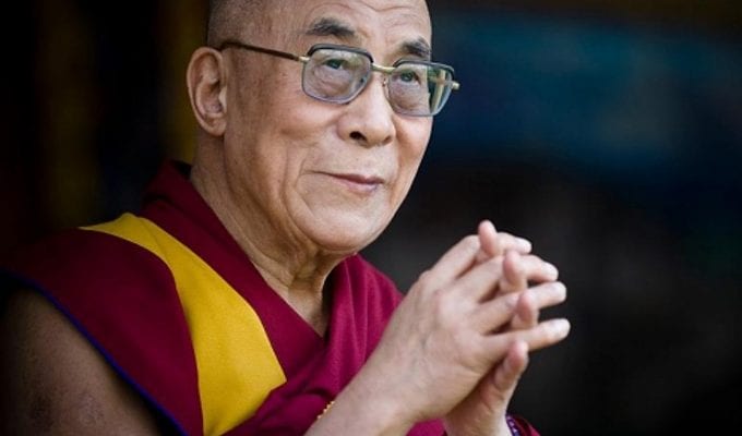 Далай Лама раскрывает секрет простой практики, которая привносит в жизнь мир и счастье ›