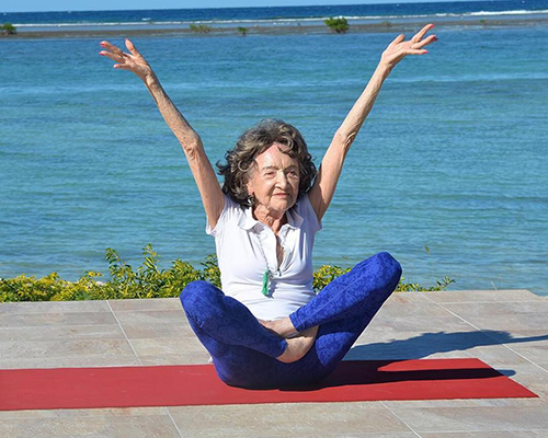 Найстарішому в світі вчитель йоги 101 рік, але в душі вона – підліток