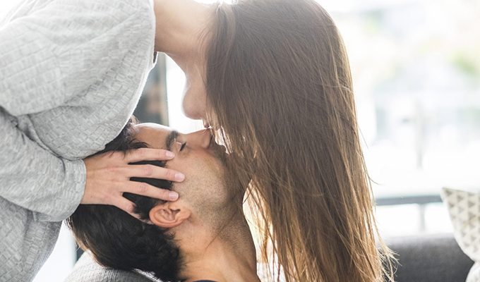 8 мелочей, которые делают девушки, а парни тайно получают удовольствие ›