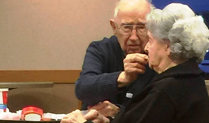 10 уроков любви от 96-летнего мужчины, который до сих пор водит на свидания свою больную жену ›