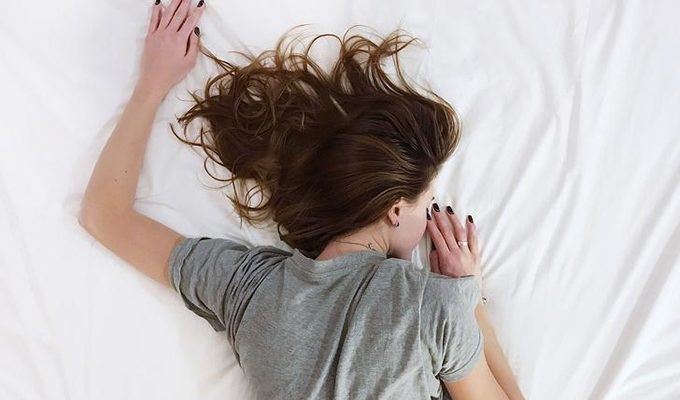 9 утренних и вечерних привычек, способствующих здоровому сну ›