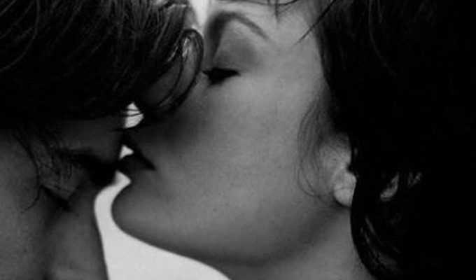 Поцелуй в лоб сближает сильнее, чем тысяча поцелуев в губы ›
