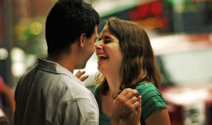 9 способов, при помощи которых мужчина проверяет вас в начале отношений ›