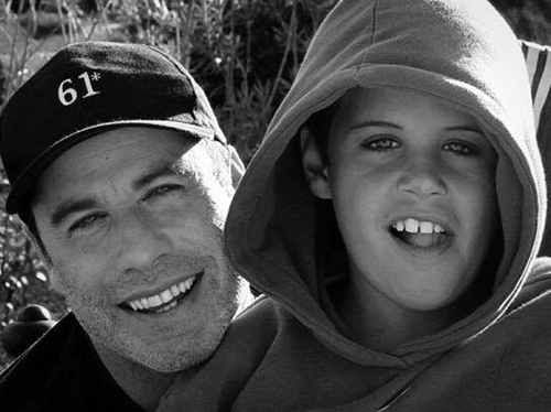 John Travolta se slzami v očích objal svého mrtvého syna a řekl: „Je mi to líto, Jette“