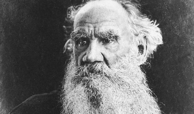 Как отличить достойного человека от жалкого: цитаты Льва Толстого ›