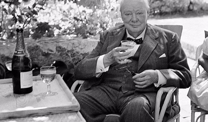 «Никогда не стой, если можно сесть, никогда не сиди, если можно лечь»: каким был распорядок дня Черчилля ›