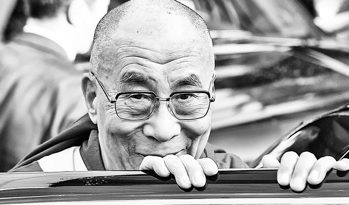 Почему счастливые люди не отмечают день рождения: объяснение Далай-ламы ›
