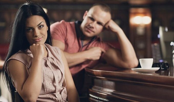 5 ситуаций в разговоре с разведенной женщиной, после которых стоит заканчивать общение ›