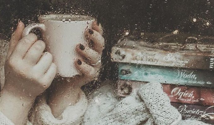 Лежать в постели и слушать дождь: 27 радостей жизни ›