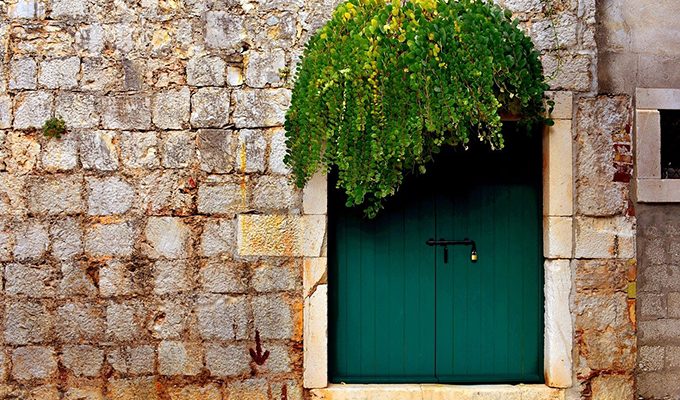 Дверь в стене: притча о нашей жизни и упущенном счастье ›